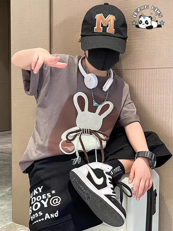 LEZONKIDS - Conjunto de Roupas de Verão para Crianças Meninos Novo Design Camisa com Remendo de Coelho Simples Calção Conjunto Masculino Fashion Moderno
